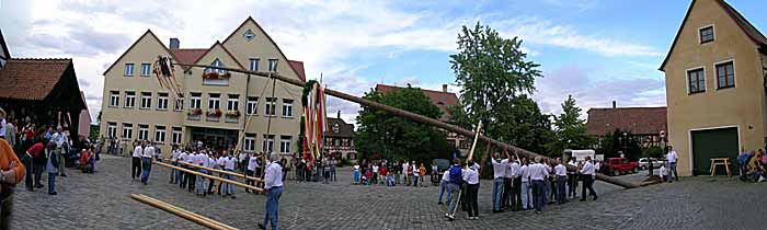 Am Marktplatz - Aufstellen des K�rwa-Baumes