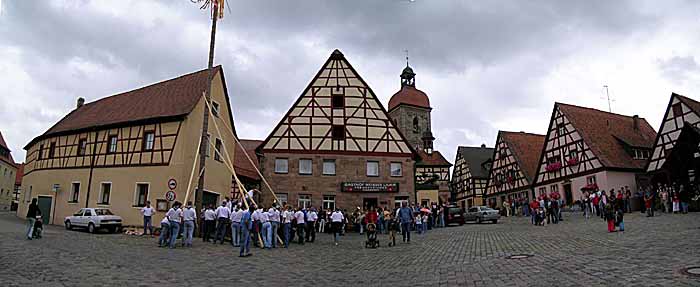 Am Marktplatz - Aufstellen des K�rwa-Baumes