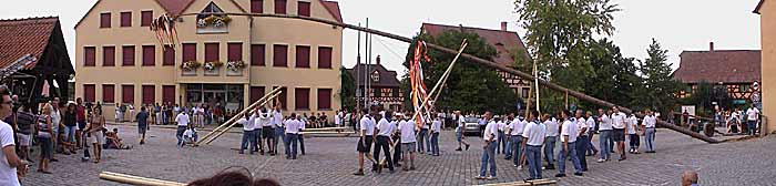 Das Aufstellen des K�rwa-Baums 2003