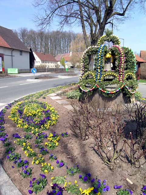 Osterbrunnen in Buchschwabach 2005