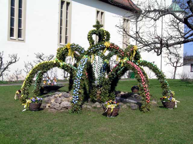 Osterbrunnen an der katholischen Kirche 2005