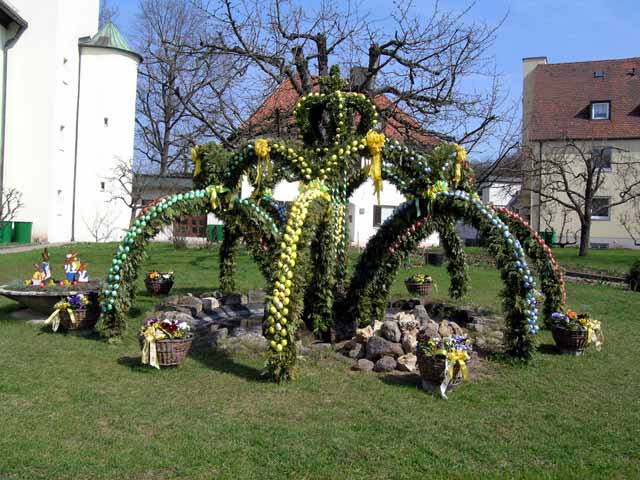 Osterbrunnen an der katholischen Kirche 2005