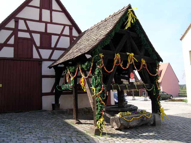 Osterbrunnen am Ro�taler Marktplatz 2005
